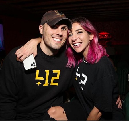    Gabbie Hanna med tiltrekkende, Kjæreste Payton Saxon 