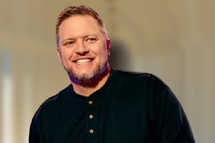 Derrick Stroup performing stand-up comedy, telling jokes about New York City life, mice, and turning 40