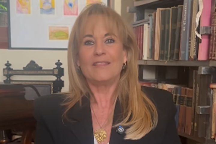 Portrait of Tamara Trottner, Mexican author of Nadie nos vio partir, whose memoir was adapted into a Netflix series.