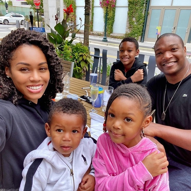 monique samuels with her husband chris samuels and three kids