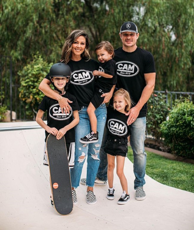 vanessa lachey along with husband and children