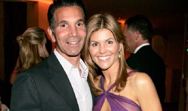 lori loughlin mossimo giannulli scandal charges arrested daughters