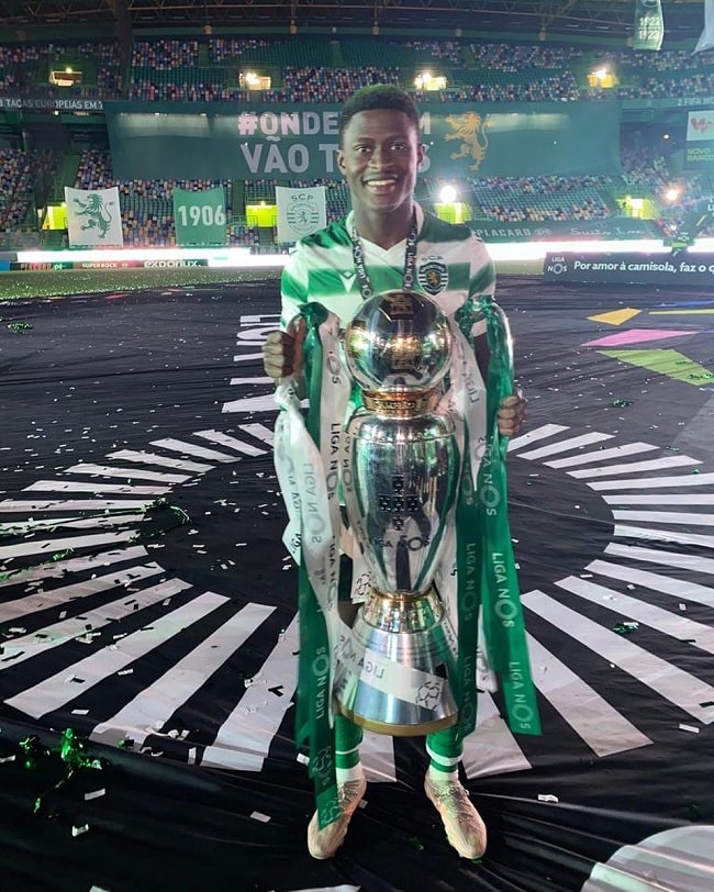 nuno mendes with primeira liga trophy for sporting cp club