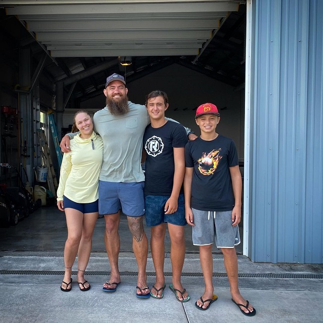 travis browne with wife ronda rowsey and two sons